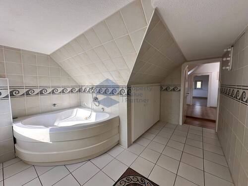 Altbau OG Tageslichtwannenbad - 