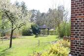 Vorplatz Altbau Eingang Grill - Mehrfamilienhaus, Wohnhaus mit 309,00 m&sup2; in Wedemark zum Kaufen