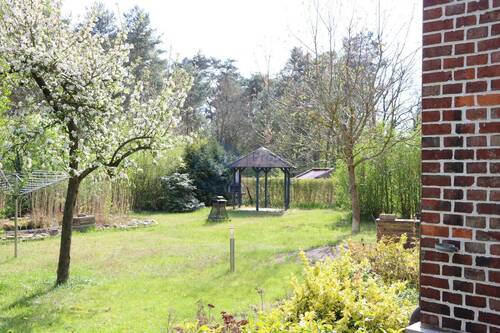 Vorplatz Altbau Eingang Grill - Mehrfamilienhaus, Wohnhaus mit 309,00 m&sup2; in Wedemark zum Kaufen