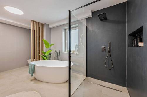Freist. Badewanne & Dusche - 