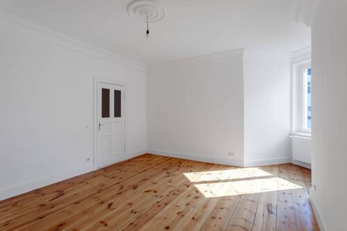 Schlafzimmer - Bezugsfreie 3-Zimmer-Wohnung in Rigaer Straße. Hohe Decken, Dielenböden, Altbauflair.