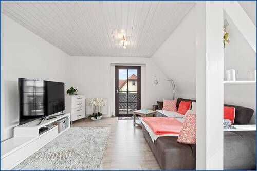 Wohnzimme mit Blick zum Balkon 1.OG - 