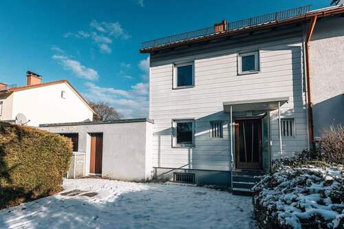 Frontansicht Haus und Anbau - Reihenendhaus mit 75,20 m&sup2; in Pullach zum Kaufen