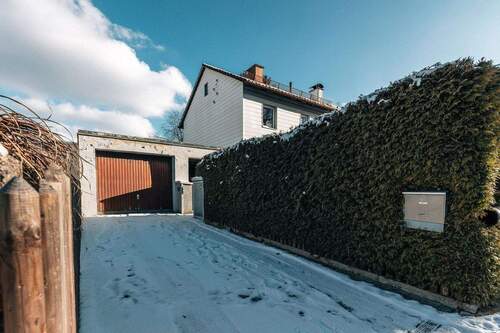 Einfahrt und Garage - 