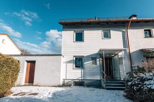 Frontansicht Haus und Anbau - 