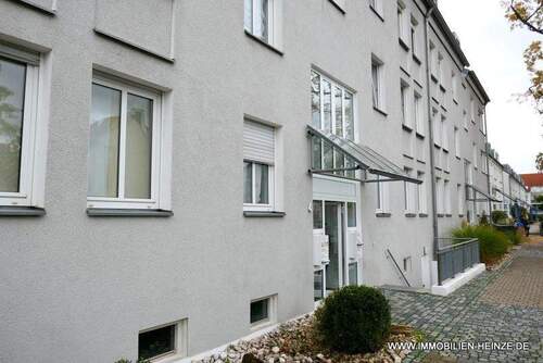 überdachter Hauseingang und gepflegte Außenanlagen - 