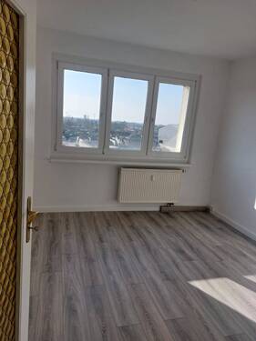 Schlafzimmer - Wohnen über der Stadt freundliche helle 3-R-Wohnung im DG.ca.58,20 m² mit BLK. zu vermieten.