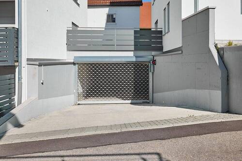 Tiefgaragenzufahrt - 