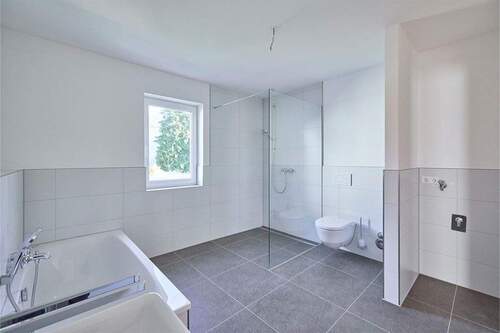 Badezimmer mit Dusche und Wan. - Etagenwohnung mit 87,40 m&sup2; in Krumbach zum Kaufen