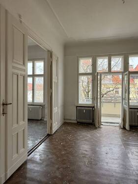 Zimmer 1 - Schöne bezugsfreie 3-Zimmer-Altbauwohnung mit 3 Balkonen und charmanten Altbaudetails!