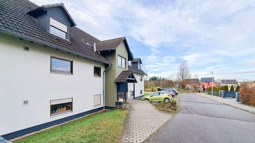 Hausansicht - 2-Zimmer-Wohnung mit Balkon im Grünen!