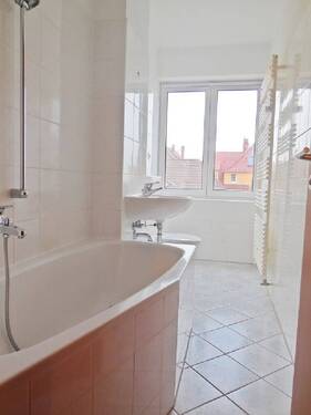 06 Bad mit Wanne.jpg - 