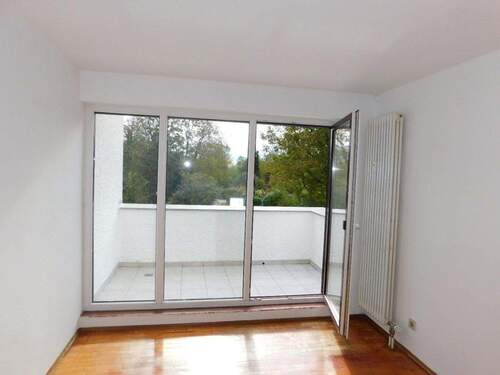 Wohnzimmer mit Balkonblick - Top Eigentumswohnung - 300.000,00&nbsp;EUR Kaufpreis, ca.&nbsp; 75,90&nbsp;m&sup2;&nbsp;Wohnfl&auml;che