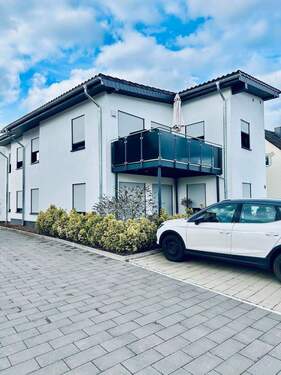 Der vordere Wohnbereich mit Stellplätzen - Traumhaft wohnen in Wittlich - Wengerohr !!! Zum 01.06.2026 !!!