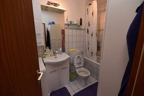 Bad vor der Sanierung - 2 Zimmer Etagenwohnung in Hochheim
