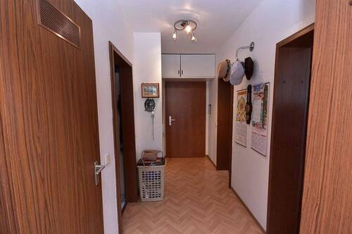 Flur vor der Sanierung - Etagenwohnung mit 67,00 m&sup2; in Hochheim zur Miete