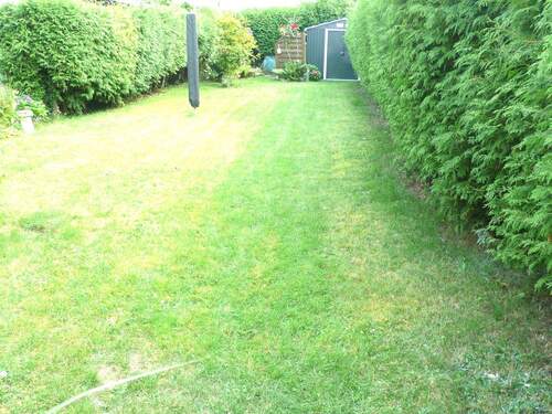 Blick zum Gartenhaus - 