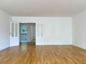 Wohnzimmer - Helle & bezugsfreie 2-Zimmer-Wohnung mit TG-Stellplatz in Hamburg-Jenfeld