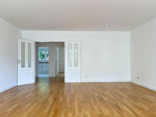 Wohnzimmer - Helle & bezugsfreie 2-Zimmer-Wohnung mit TG-Stellplatz in Hamburg-Jenfeld