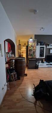Wohnzimmer mit Holzfass - 2 Zimmer Etagenwohnung zur Miete in Sangerhausen