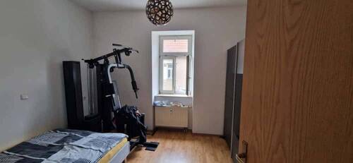 Schlafzimmer mit Fitnessgerät - 