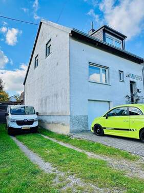 und Zufahrt zum Grundstück - 