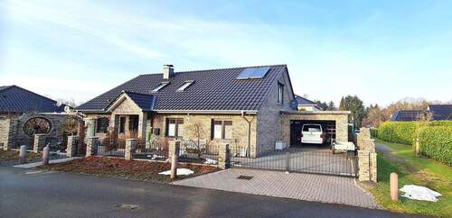 Frontansicht mit Garage - 5 Zimmer Einfamilienhaus zum Kaufen in Hemmoor