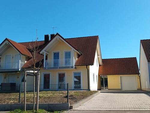 Südwestseite - +++Herrliche Doppelhaushälfte mit großer Garage und Garten! +++