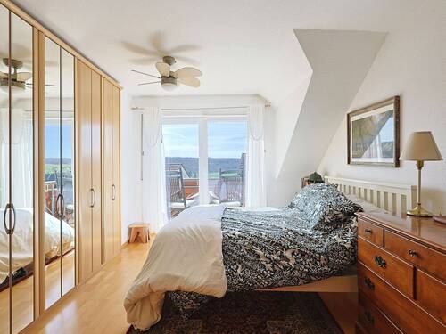 Helles Schlafzimmer im Dachgeschoss mit Balkon - 