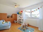 Helles, geräumiges Kinderzimmer im Dachgeschoss - 