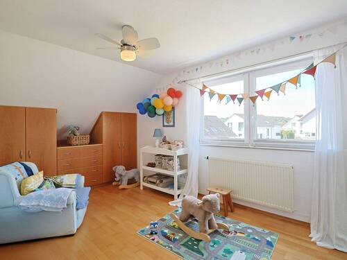 Helles, geräumiges Kinderzimmer im Dachgeschoss - 