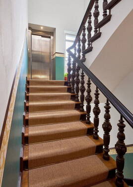Treppenhaus/Aufzug - 