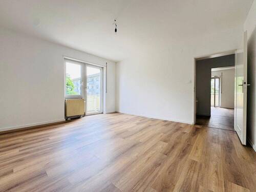 Schlafzimmer 1 - Provisionsfrei: Modernisierte 3-Zimmer-Wohnung mit 2 Balkonen, saniertem Bad und Hobbyraum