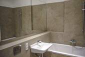 Badezimmer - Wohnen im denkmalgeschützten Altbau - 2 Zimmer