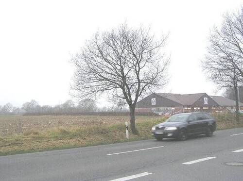 Straßenansicht - Gewerbegrundstück hinter einem Aldi Markt und einem Edeka Markt in 24629 Kisdorf