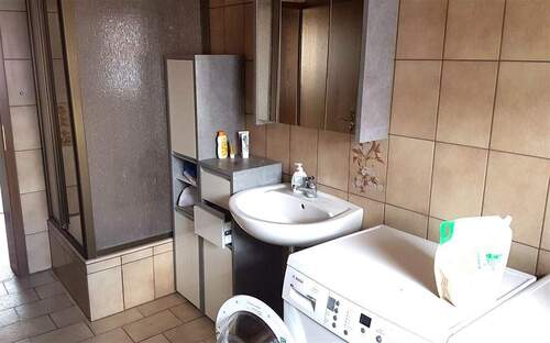 Bad mit Dusche und Waschmaschinenanschluss OG - 