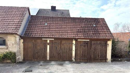 zwei Garagen und eine Werkstatt - 