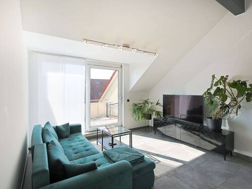 Großzügiges Wohnzimmer mit Zugang zum Balkon - Lichtdurchflutete Dachgeschosswohnung mit sonnigem Balkon