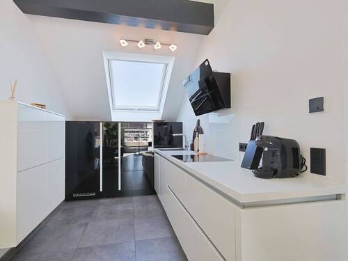 Moderne Einbauküche mit klaren Linien und hochwertigen Geräten - Etagenwohnung mit 53,00 m&sup2; in Schwieberdingen zum Kaufen