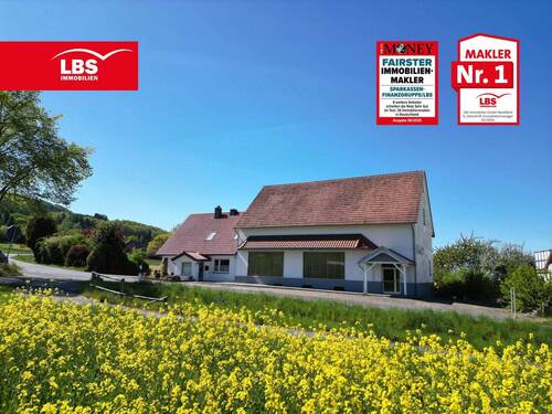 Straßenansicht - Vielseitiges Wohn- und Geschäftshaus - großzügige Gewerbefläche und beste Sichtlage...
