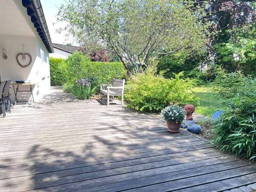 große Holzterrasse - Einfamilienhaus mit 237,00 m&sup2; in Schwabach zum Kaufen