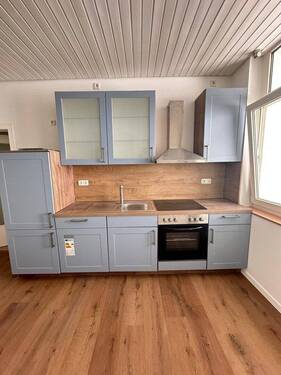 Bild 1 - Frisch renoviert! Tolle 2-Zimmer-Wohnung mit Einbauküche und Loggia in Citylage
