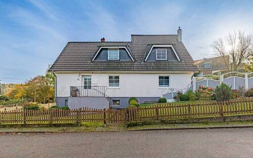 2003 modernisiert - Vermietetes Zweifamilienhaus in ruhiger Lage von Klamp