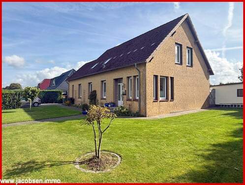 Nord-West-Ansicht - 'Abseits vom Trubel' - Großzügiges Einfamilienhaus in ländlicher Idylle