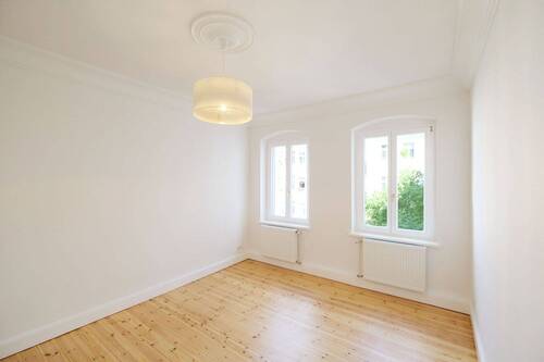 Wohnzimmer - Adresse: Samariterkiez. Modernisierte Altbauwohnung in begehrter Kiezlage