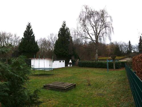 Blick in den großen Garten - Mehrfamilienhaus, Wohnhaus in Hamburg zum Kaufen