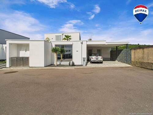 RE/MAX Immobilien DeLux Merzig Einfamilienhaus Merzig - Entspannte Wohlfühloase mit eigenem Pool