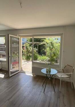 Wohnzimmer Blick auf Terasse u - 4 Zimmer Reihenmittelhaus zum Kaufen in Reinbek