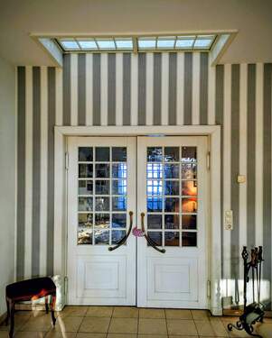 historische Schwenktür mit Oberlicht - 