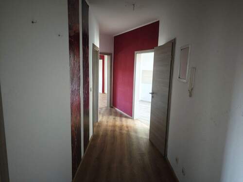 Flur - Etagenwohnung mit 67,00 m&sup2; in Regis-Breitingen zur Miete